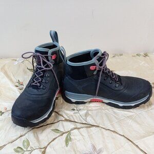 Women's MUCK waterproof rubber boots (size 7)